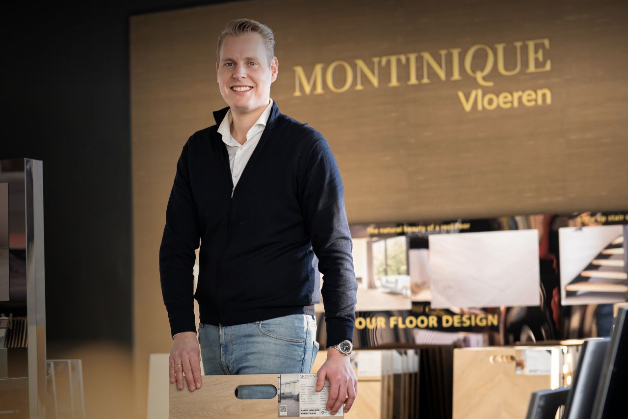William Vinke,  Sales Manager en Accountmanager Montinique Noord/Oost-Nederland., met een kleurstaal